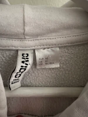 hm hoodie  - hoodie ifrån hm, strl xs. Bra skick, men väl använd. Fin tröja, varit favorit länge