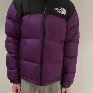 North face jacka herr - Jackan är använd en säsong, det finns inga tydliga defekter på jackan. Säljes då den är för liten och inte kommer till användning längre. Storlek : XS 