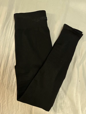 Alice Stenlöf x Björn Borg  - Tights från Björn Borg från Alice stenlöfs kollektion, svarta ribbade, sparsamt använda men dock två små hål i sidan som säkert går att fixa till om man vill