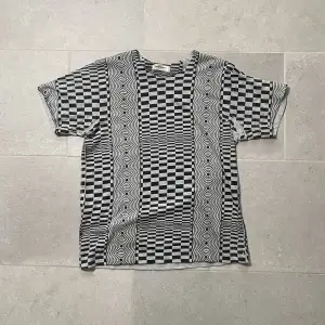 T-shirt från CDG 2000. Schysst svart och vitt mandala-print över hela t-shirten. Tröjan är i bra skick utan defekter. Passar som en S