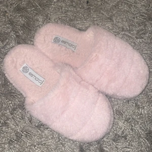Söta tofflor - Söta fluffiga rosa innomhus tofflor perfekt till vintern!! Använda några få gånger vilket endast syns på undersidan.