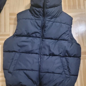 Pufferväst - Nyskick strl xs men den är oversize passar upp till L