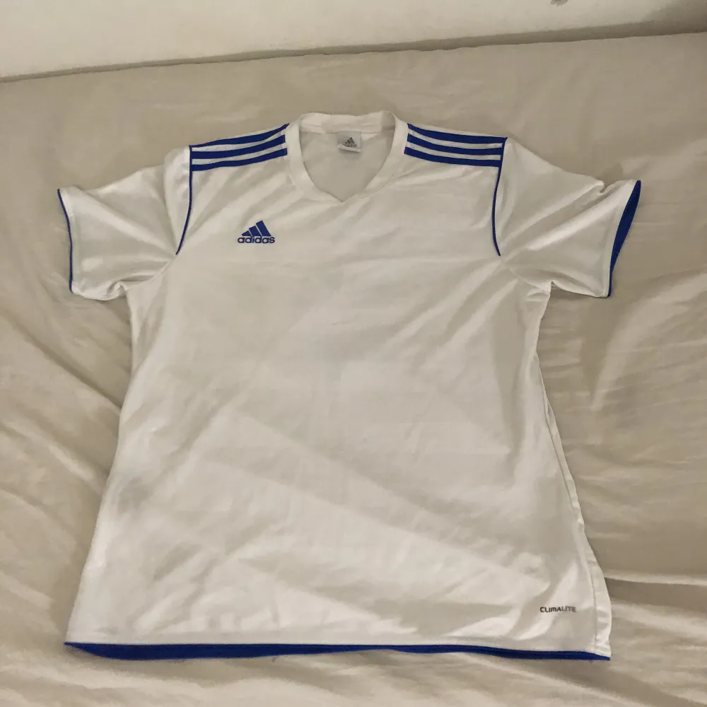 Enkel fotbollströja, äkta Adidas men 5an är lite sliten men syns inte jätte mycket. Använt 1 gång så den är helt ny. Meddela vid frågor eller intresse.. T-shirts.