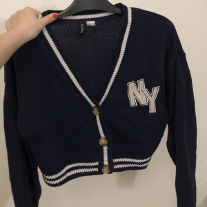 Stickad tröja - En stickad kofta som går att knäppa upp. Använt några gånger men har blivit för liten. Meddela vid frågor eller intresse.