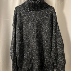 Stickad tröja från HM - Svart stickad tröja från hm, knappt använd. Storlek S