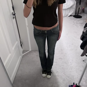 Lågmidjade jeans  - Lågmidjade jeans, har aldrig använt dom men så snygga🥹 jag är 173cm och de är bra i längden på mig. Brukar ha 34/36/S i jeans. Köp direkt för 550!