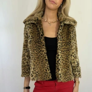 Trekvartsärmad jacka - Säljer denna superfina leopard jacka. Köpte den vintage, den är i mycket bra skick. 🩷 Första bilden är lånad💖 storlek 38 men sitter som 36.