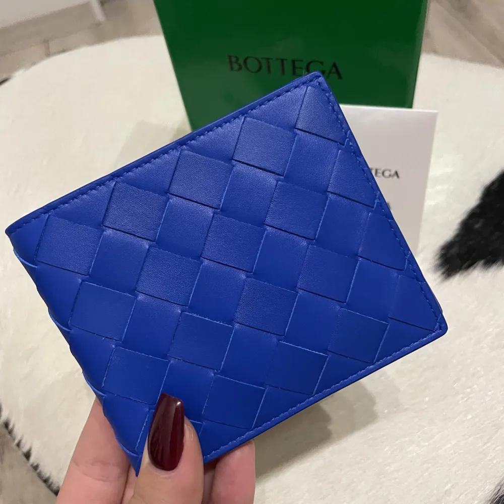 Plånbok från Bottega Veneta i en superfin färg, aldrig använd. Nypris är 490€ ☺️ skickar gärna fler bilder vid intresse. Accessoarer.