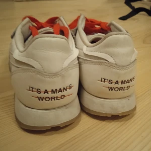 Reebok x it's a mans world - Limited edition.  Har bara använt dem en gång för flera år sen då jag gick en kort sträcka till matbutiken :S som nya se sulor.. Drift åt sig lite damm som värst.  Passa på!