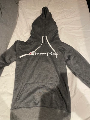 Champions hoodie  - En mörkgrå Champions hoodie i mycket bra skick! Storlek S