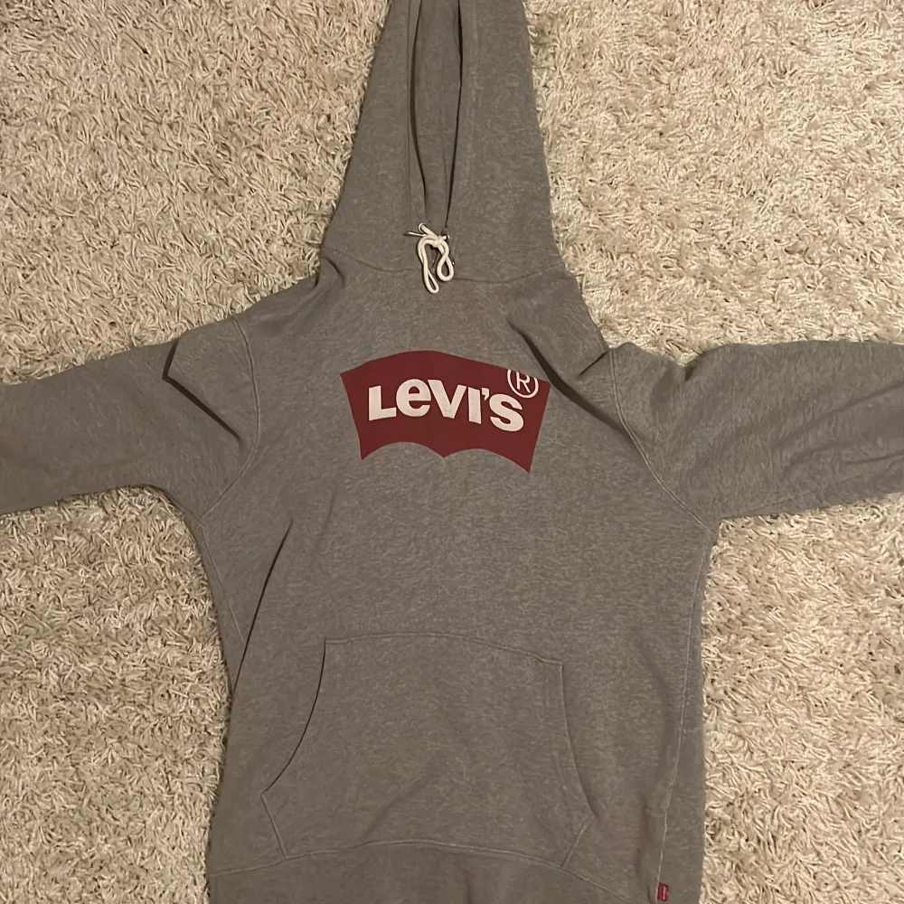 En äkta Levis hoodie köpt på Zalando för några år sedan, jätte skön och snygg men använder den alldeles för lite❤️ nypris 670!🙌. Hoodies.