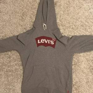 En äkta Levis hoodie köpt på Zalando för några år sedan, jätte skön och snygg men använder den alldeles för lite❤️ nypris 670!🙌