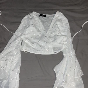 Tröjan - Fin tröja som man kan ha om man ska på fest osv man kan även ha den på vardan om man vill de. Aldrig använt den prislapp fin kvar.