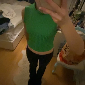 Grön topp - En fin grön topp i mycket gott skick, den är använd en gång då jag har glömt av att jag har den.