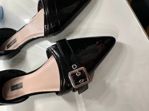 Ballerina Skor - Söta ballerina skor med silver detaljer fram till. Passar till allt. Mycket bra skick. Passar storlek 40. Köparen står för frakt. 