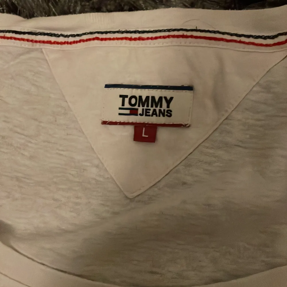 Vit Tommy tröja som har används ett par gånger ser ut som ny.. T-shirts.