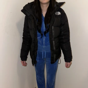 The North Face Jacka Nypris 4 399 - Säljer nu min The Noth Face Himalayan Down Parka. Köpt förra året och endast använd en vinter. Den är köpt på Nelly för 4 399kr och den är i mycket bra skick, det finns inga skavanker på förutom att det fastnat ”ludd” på kardborrebanden som ska tas bort.