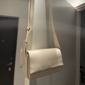 Handväska - Beige handväska, knappt använd! 