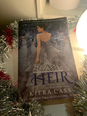 Booktok - ”The heir” har ej läst den men ska vara bra har jag hört!😊 inga defekter, nypris ca 110 mitt pris - 60❤️