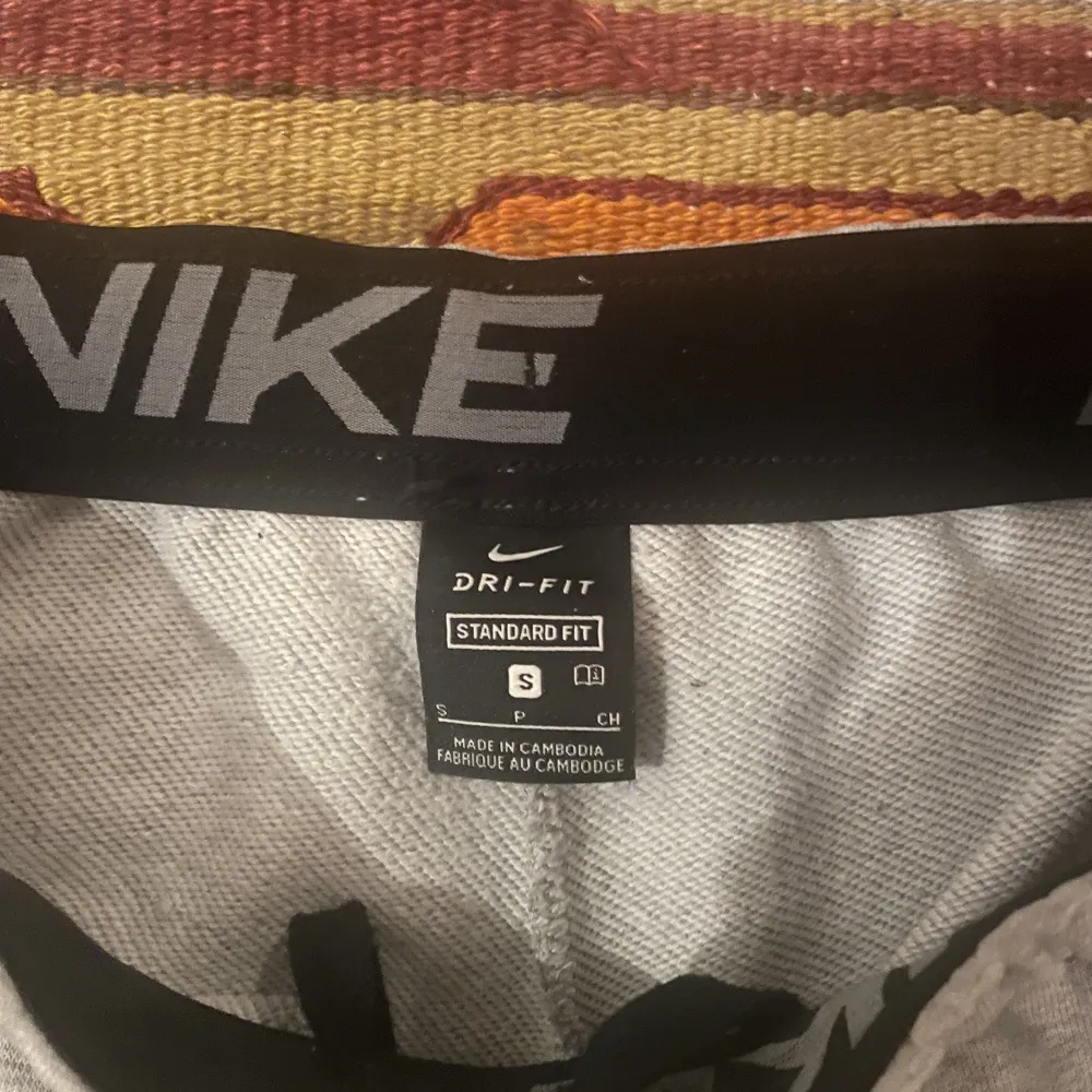 Ett par gråa mjukisbyxor från Nike.  Säljer då inte används längre.. Jeans & Byxor.