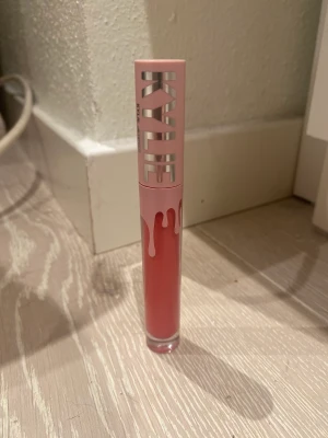 Kylie läppstift matt - Säljer litet Kylie läppstift som jag bara testat på handen. Fick den i present men den var inte min färg så säljer. Den är köpt för 265 och jag säljer för 200 kr då den endast är testad på handen en gång. 