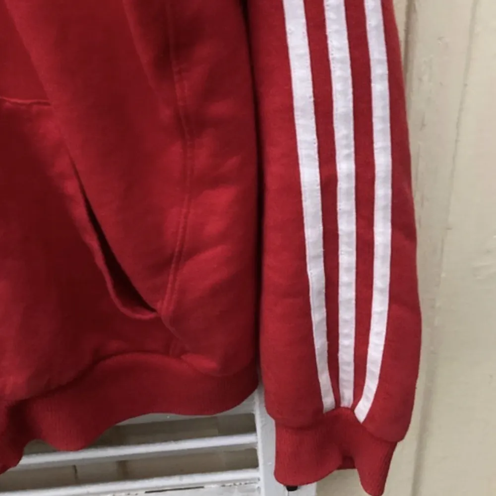 Röd adidaströja med dragkedja som passar en st M men även en S. I utmärkt skick!   Kolla gärna in mina andra annonser och hör av dig om du har någon fundering.. Hoodies.