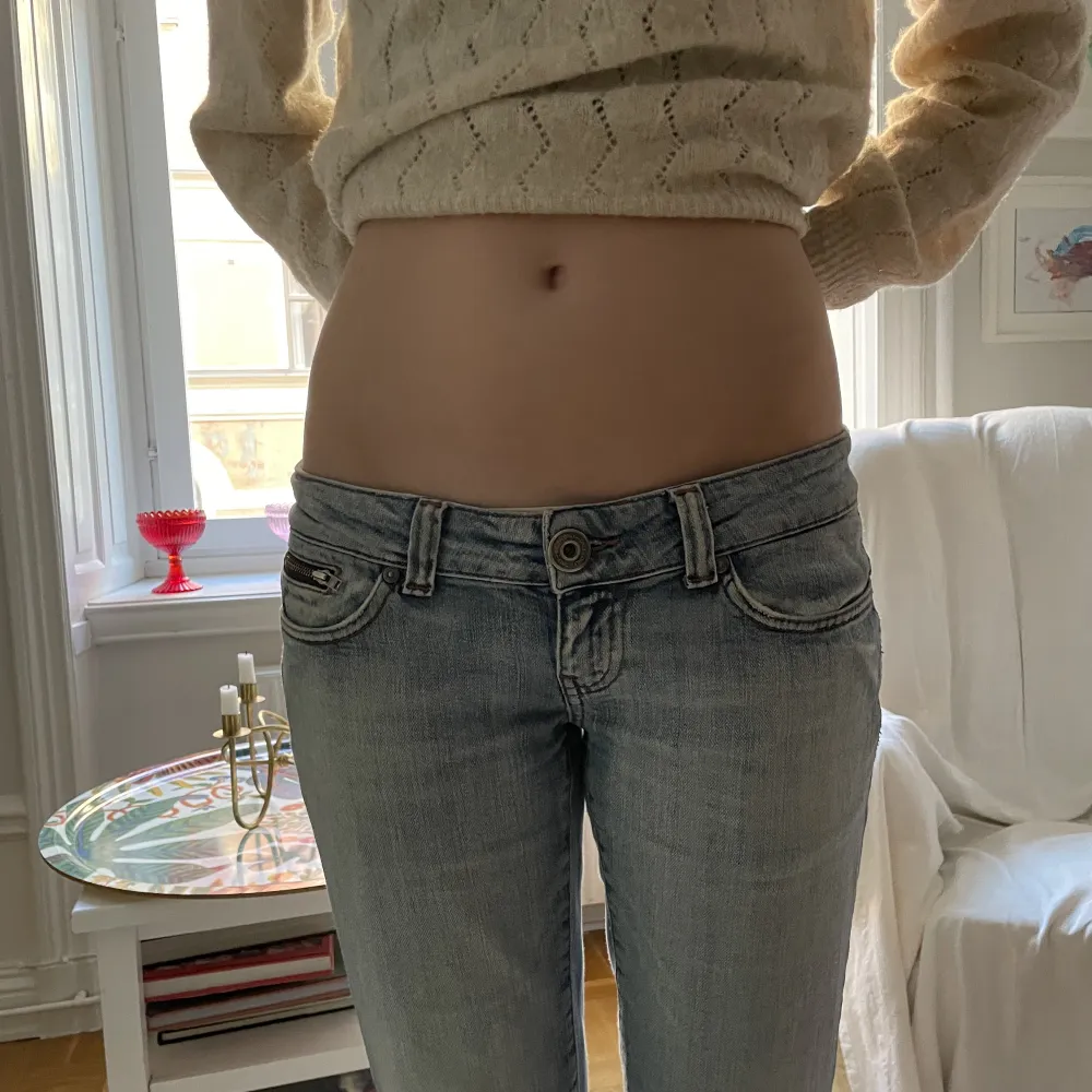 Jätte snygga lågmidjade jeans som jag säljer då dem är för korta för mig. Det är storlek 28 i midja men passar 26 också. Skriv vid frågor o intresse!💕. Jeans & Byxor.