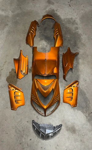 Speedfight 2 kåpsett  - Hej säljer Speedfight 2 kåpor som är i varierande skick. Dessa kåpor passar alla årsmodeller av Speedfight 2.  Säljer gärna alla tillsammans  men det går att lösa enstaka kåpor.  Köp rubbet för 600kr Tveka inte att höra av er med tankar eller funderingar 