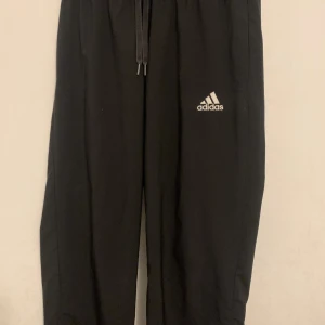Adidas tracks  - Adidas tracks. använda några gånger. dem är sköna att ha på sig