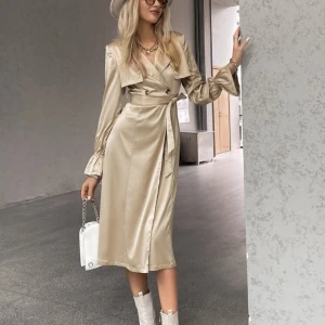 Elegant kappa - oanvänd med etikett - Oanvänd kappa med etikett på. Köpt för 400kr men säljer för 190kr då den inte passar mig. Priset kan diskuteras👍🏼 för fler bilder, skriv DM