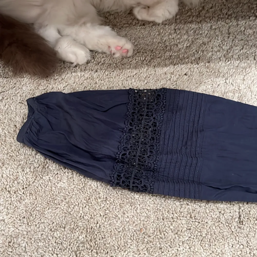 Katten Stella säljer mattes blus som är sparsamt använd. 🐈Vid passform och ärm men resår vid handled. 😻. Blusar.