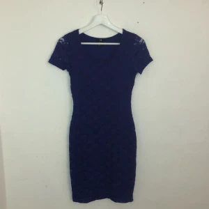 Lila spets klänning - En lila knälång kortärmad klänning med spets. Fick den av en kompis men aldrig använt, eftersom den inte riktigt är en klänning i min smak.