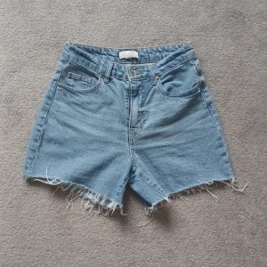 Jeans shorts  - Jeansshorts från hm köpta för typ 2 år sen har kanpt används sen dess säljer för att de inte riktigt är min stil bra skik högmidjade storlek 38 men lite på den mindre sidan så passar nog bättre 36. Sorry för de dåliga bilderna min mobil är sönder 