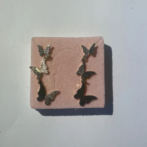  Fjäril örhänge - Aldrig använda som i ny skick, säljer för använder inte guld.⭐️✨Köparen står för frakten.