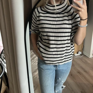 Kortärmad stickad tröja  - Säljer denna så fina stickade tröja från Edblad💞Den är i ett superfint rejält material!