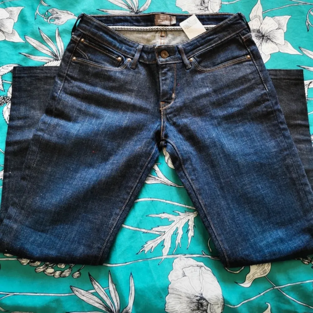 Levi's jeans size 4/27. Straight leg. Low rise. Used only once . Jeans & Byxor.