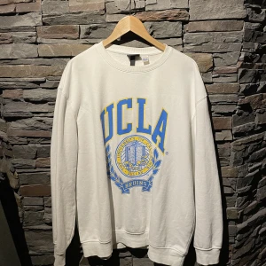 Collegetröja - Säljer en supersnygg collegetröja, bra skick! Hör av dig vid intresse😁 Storlek XS men funkat för både L och M om man gillar när den sitter oversized