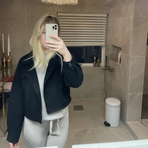 Svart bikbok jacka - Slutsåld jacka från Bikbok❤️‍🔥jackan passar allt från XS-M, svin snygg och bra skick men kommer inte till användning💞