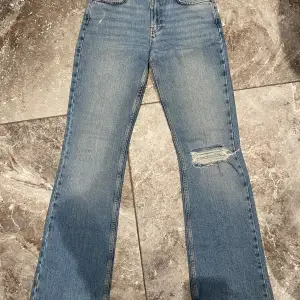 Säljer mina jeans från Gina tricot i storlek 34,Xs. Helt nya!! Förutom att etiketten inte finns kvar. Dyra redan vid inköp. Riktigt snygga och fräckra! Säljer pga stor garderobrensning. Kika gärna på mina andra annonser, säljer mycket. Samfraktar gärna.
