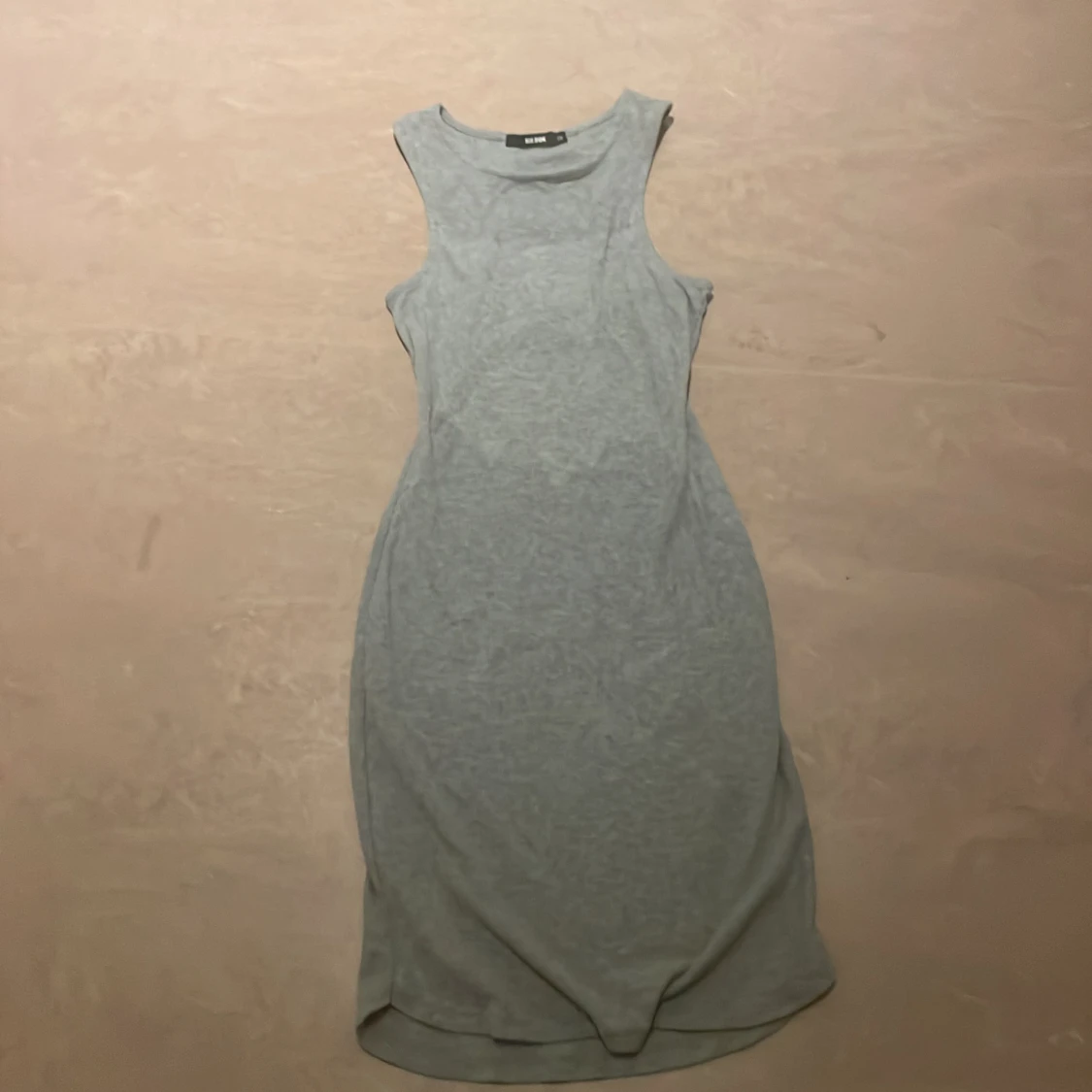Grå tajt klänning 
