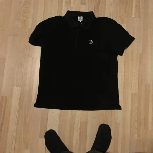 Polar Piké/polotröja - En svart Polar piké/polo tröja som jag köpte för 750kr runt hösten 2021. Säljer eftersom jag slutat skejta och den inte passar min stil längre. Den är i ett bra skick, bara lite gammal. Skulle rekommendera för den som vill skejta i drip. Storlek S!