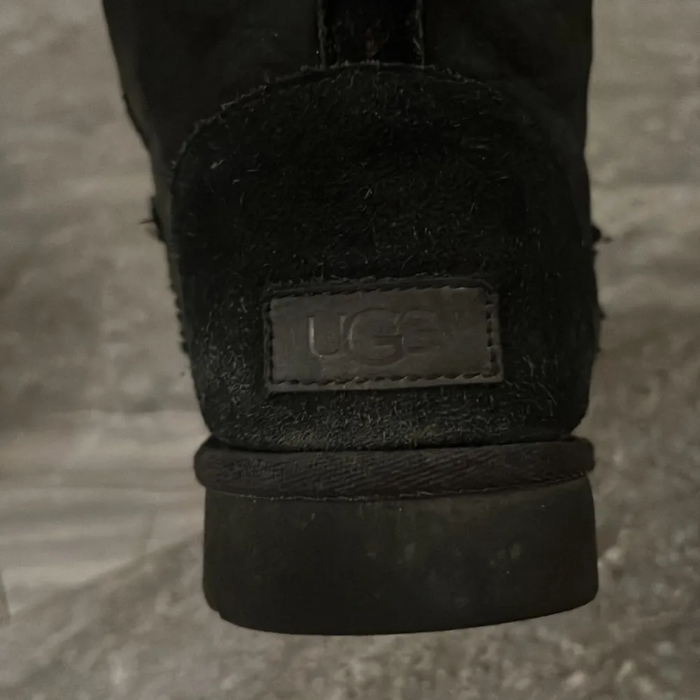 Svarta äkta uggs skor som inte längre kommer till användning. Använd en vinter. . Skor.
