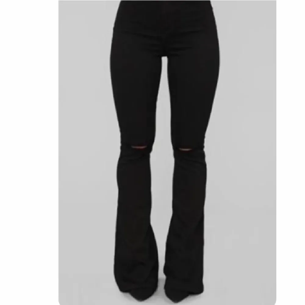 Jättefina Zara jeans som tyvärr är för små för mig💕Säljs inte längre💕Slits längst ner och fina hål på knäna💕Använda en gång så dem är i nyskick💕Det finns inga defekter💕Pris går såklart att diskuteras💕. Jeans & Byxor.