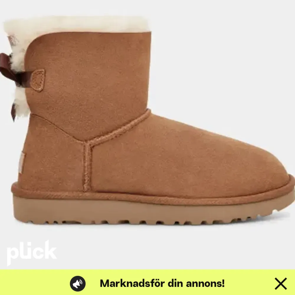 Säljer mina uggs i modellen mini bailey bow II boot.  Säljer då de är för stora på mig och gillar ej modellen så mycket. Köpta för 2800kr säljer för 1500kr, storlek 41. Bilder och mer info🥰. Skor.