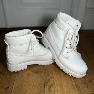 Fina vita kängor strl 38 - Fina vita kängor från Nelly strl 38.