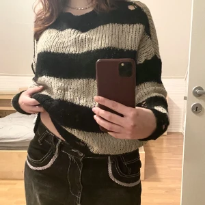 Distressed sweater - Cool stickad tröja från Zara. Riktigt mysig men använder tyvärr inte längre. Storlek s men borde passa Xs-M beroende på hur du vill att den ska sitta 🌟