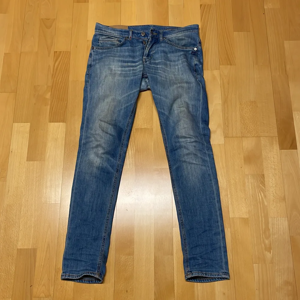 Ett par feta dondup jeans i slimfit. Har en slitning på undersidan som inte syns när man har på sig dem men syns lite när man sitter ner. Modell George. Jeans & Byxor.