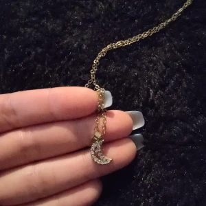 Guldhalsband med en måne  - Fint guldhalsband med en måne på ifrån glitter, väl använt men inget som syns skulle jag påstå