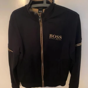 Hugo Boss - Hugo boss kofta Använt två gånger. Köpt från zalando men har tappat bort kvittot så jag kan ej skicka tillbaka den. 10/10