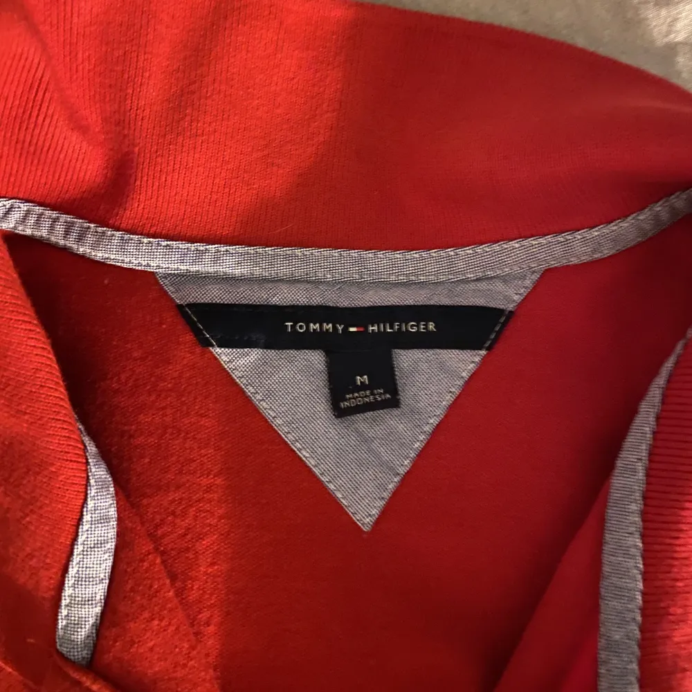 Helt ny Tommy hilfiger tröja i storlek M den är för stor för mig så har inte kunnat använda den köpte den för 1300kr men jag säljer den för 75 pga att jag bara vill bli av med kläder i garderoben😊. Skjortor.